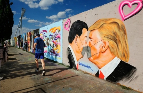 بوسه مرگ ترامپ و رییس جمهوری چین. نقاشی دیواری در شهر برلین آلمان/ گاردین