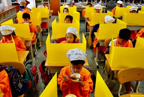 ناهار دادن به دانش‌آموزان مدرسه‌ای در تایوان با رعایت پروتکل‌های بهداشتی جلوگیری از شیوع ویروس کرونا/ خبرگزاری فرانسه