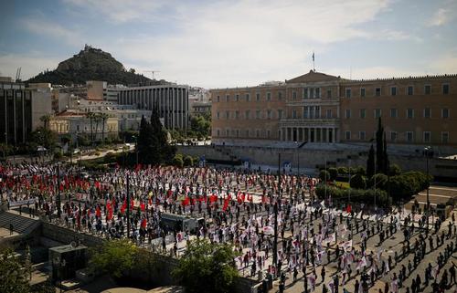 اعضای اتحادیه‌های کارگری یونان در تظاهرات روز جهانی کارگر با رعایت اصل فاصله‌گذاری اجتماعی در شهر آتن گرد هم آمدند./ رویترز