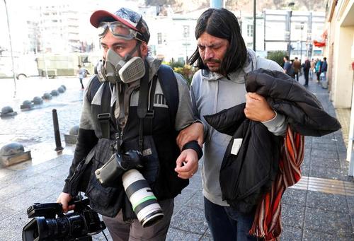 پاشیدن اسپری فلفل از سوی پلیس شیلی به صورت فیلمبردار شبکه خبری سی‌ان‌ان آمریکا در جریان تظاهرات روز کارگر در شهر 
