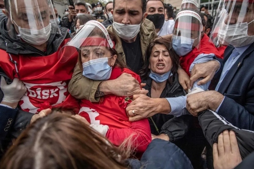 مقابله پلیس با تظاهرات کنندگان روز جهانی کارگر در شهر استانبول ترکیه/ خبرگزاری فرانسه و رویترز