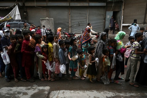صف دریافت غذای رایگان در دوران قرنطینه سراسری در شهر لاهور پاکستان/ خبرگزاری فرانسه