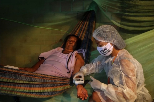معاینه پزشکی بومیان ایالت آمازون برزیل برای اطمینان از عدم ابتلای آنها به ویروس کرونا/ گتی ایمجز