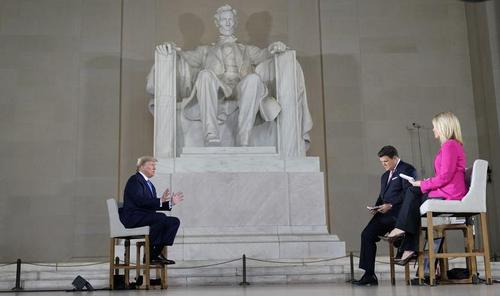صندلی بلند ترامپ و تیم خبرنگاران فاکس نیوز در مصاحبه اخیر رییس جمهوری آمریکا در کنار مجسمه یادبود 