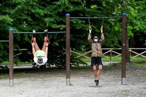 با کاهش محدودیت‌های قرنطینه سراسری در ایتالیا شهروندان در پارکی در شهر میلان در حال تمرینات ورزشی هستند./ رویترز