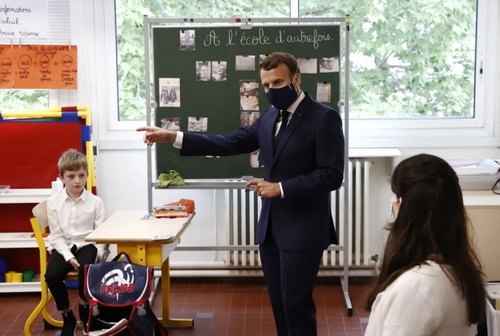 بازدید رییس جمهوری فرانسه از یک مدرسه ابتدایی/ EPA