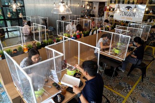 بازگشایی رستورانی در شهر بانکوک (پایتخت) تایلند با رعایت اصل فاصله گذاری/ رویترز