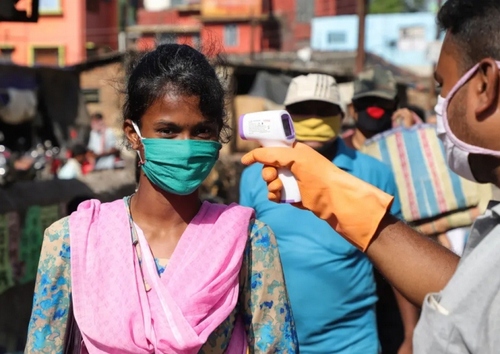 کنترل دمای بدن مشتریان در ورودی بازاری در شهر کلکته هند/ پاسیفیک پرس