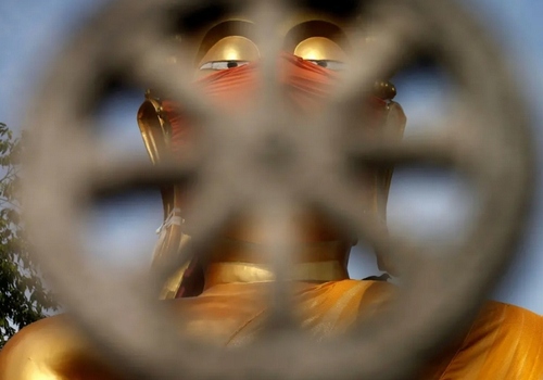 زدن ماسک به مجسمه‌های بودا در معابد تایلند/ رویترز