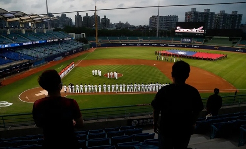آغاز لیگ بیسبال تایوان در استادیوم ورزشی با حضور هزار تماشاگر و رعایت اصل فاصله گذاری/EPA