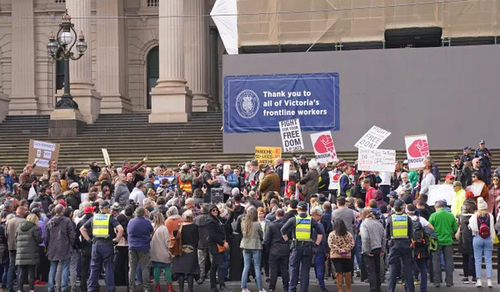 تظاهرات در مقابل پارلمان در شهر ملبورن استرالیا علیه قرنطینه و بیل گیتس و نسل پنجم اینترنت/آسوشیتدپرس استرالیا و EPA