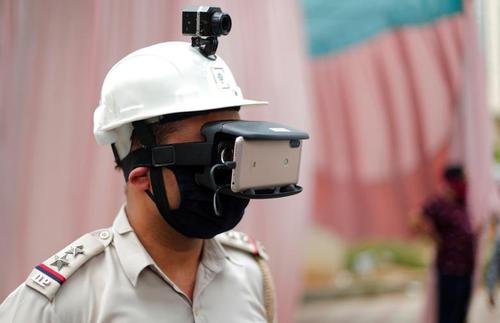 دستگاه حرارت سنج دمای بدن عابران در یک ایستگاه بازرسی پلیس در شهر دهلی‌نو هندوستان/ رویترز