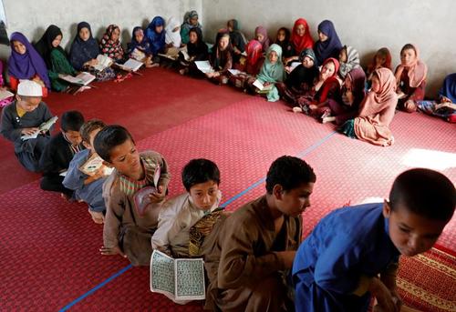 کلاس آموزش قرآن به کودکان آواره جنگی در مسجدی در شهر کابل افغانستان/ رویترز