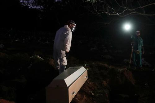 دفن شبانه فوتی‌های کرونایی در گورستان شهر 
