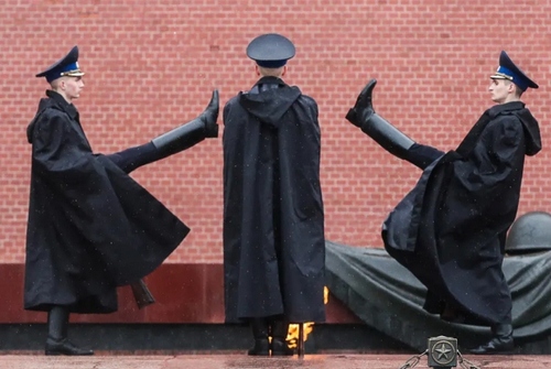 مراسم ویژه تغییر پست نگهبان مقبره سرباز گمنام در کنار کاخ کرملین در شهر مسکو/ ایتارتاس