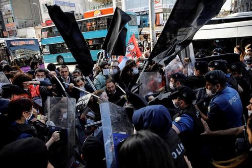 درگیری پلیس با تظاهرات کنندگان ضد خشونت پلیس در شهر استانبول ترکیه. معترضان در واکنش به قتل 