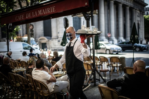 پیشخدمت یک کافه بازگشایی شده در شهر پاریس/ خبرگزاری فرانسه
