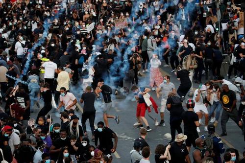 استفاده پلیس فرانسه از گاز اشک‌آور برای متفرق کردن تظاهرات‌کنندگان ضدنژادپرستی در شهر پاریس/ رویترز