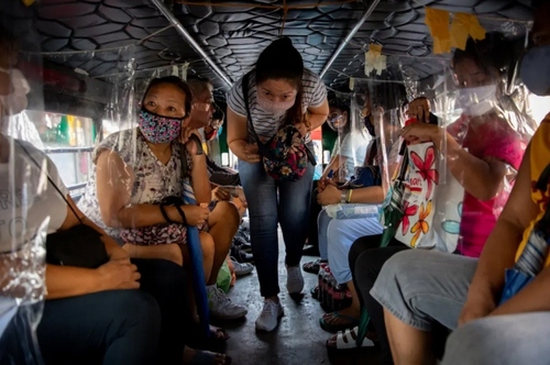 تمهیدات فاصله گذاری با کشیدن نایلون در فضای بین مسافران در خودروهای مسافرکش فیلیپینی(جیپنی) در شهر 