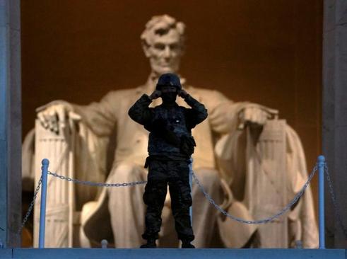 موضعگیری نیروهای گارد ملی آمریکا در اطراف بنای یادبود 