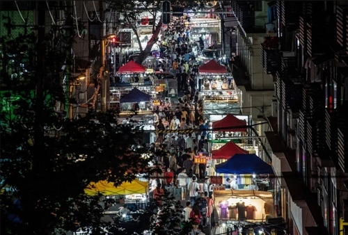 یک بازار شبانه در شهر ووهان چین/ خبرگزاری فرانسه