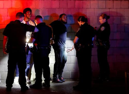 دستگیری معترضان از سوی پلیس شهر نیویورک آمریکا پس از ساعت منع رفت و آمد (8 شب)/ رویترز