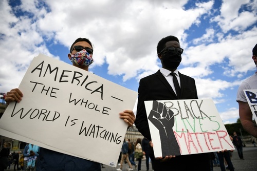 تظاهرات در محکومیت تبعیض نژادی در آمریکا در نزدیکی سفارت ایالات متحده آمریکا در شهر پاریس/ خبرگزاری فرانسه