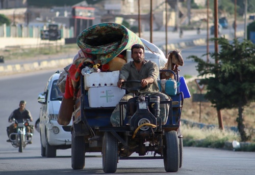 اثاث‌کشی مرد سوری در استان ادلب سوریه/ خبرگزاری فرانسه