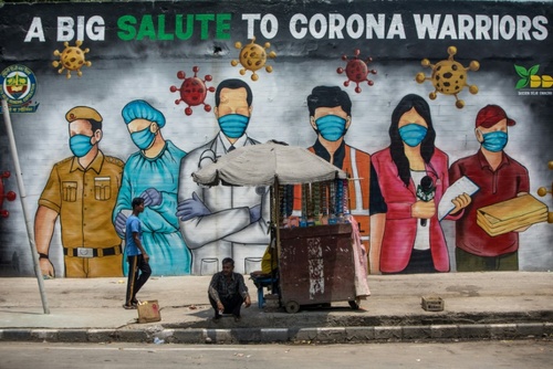 نقاشی دیواری به پاس قدردانی از کادر درمانی، پلیس و اصحاب رسانه و دیگر اقشاری که در صف نخست مبارزه با کرونا ویروس قرار دارند. /شهر دهلی هندوستان/ خبرگزاری فرانسه
