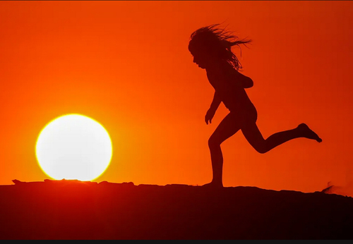 دویدن یک کودک در غروب ساحل/ ایالت کالیفرنیا آمریکا/ رویترز