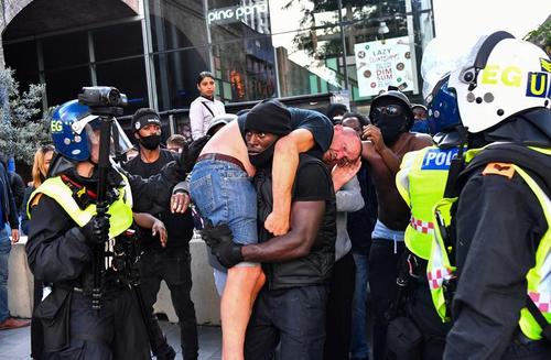 انتقال یک فرد مجروح در جریان درگیری روز شنبه( دیروز) در حاشیه تظاهرات دو گروه ضدنژادپرست و گروه‌های راستگرا در شهر لندن/ رویترز
