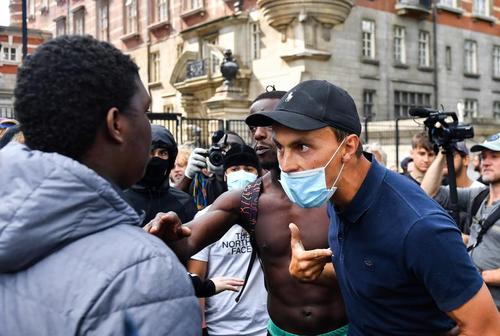 درگیری تظاهرات کنندگان راستگرا با معترضان ضدنژادپرستی در جریان تظاهرات همزمان روز شنبه (دیروز)دو گروه در لندن/ رویترز