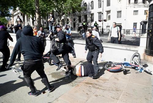 حمله راستگرایان به تظاهرات کنندگان ضدنژادپرستی در جریان تظاهرات دیروز (شنبه) در لندن/ رویترز