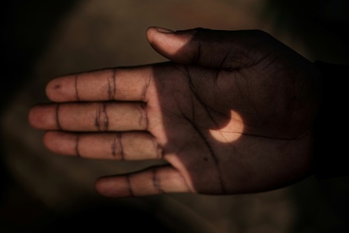 بازتاب خورشیدگرفتگی روی دست مرد کنیایی/ نایروبی/ خبرگزاری فرانسه