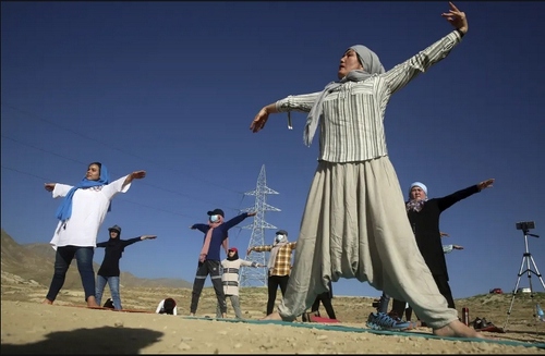 گروهی از زنان افغان در حال تمرین یوگا جمعی در تپه‌های شهر کابل/ رویترز و آسوشیتدپرس