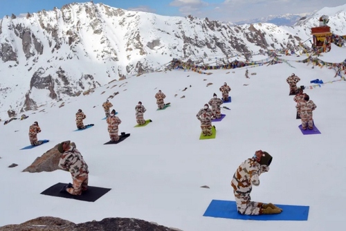 نیروهای مرزبانی هند در مرز کوهستانی تبت در حال تمرین یوگا جمعی در روز جهانی یوگا/ EPA