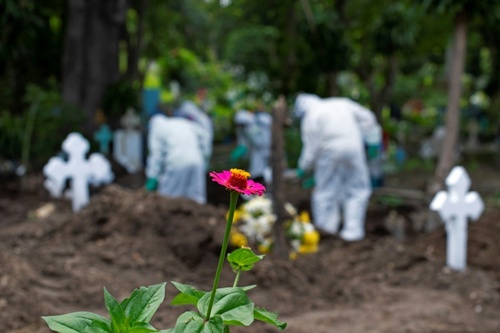 دفن فوتی‌های کرونا در گورستانی در السالوادور/ خبرگزاری فرانسه