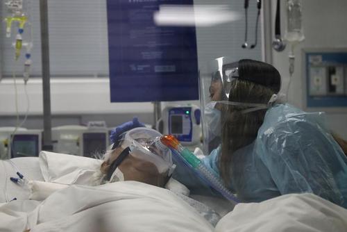 خداحافظی اعضای خانواده از یک بیمار کرونایی در حال مرگ پیش از قطع کردن دستگاه ونتیلاتور در بیمارستانی در پایتخت شیلی/ رویترز