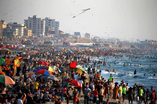 هجوم مردم غزه به ساحل در پی کاهش محدودیت‌های حضور اجتماعی به خاطر کرونا/ رویترز