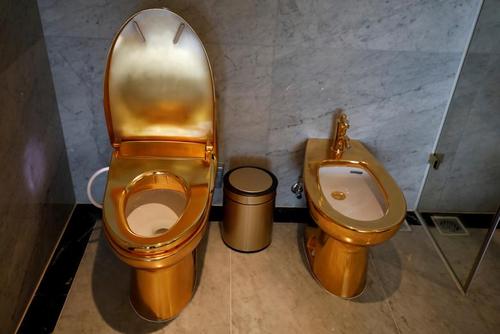 دستشویی هتل طلایی شهر هانوی/ رویترز