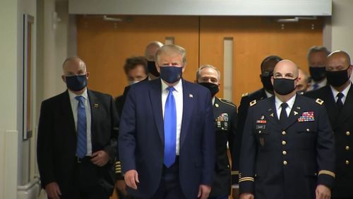 ماسک زدن ترامپ هنگام بازدید از مرکز ملی پزشکی نظامی والتر رید در ایالت مریلند آمریکا. این نخستین بار است که ترامپ به صورت علنی و در بازدید عمومی ماسک زده است./ آسوشیتدپرس