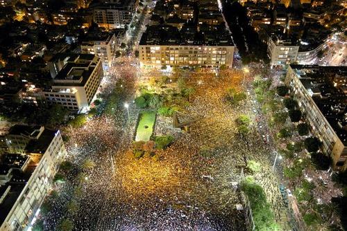 تظاهرات شبانه مخالفان نتانیاهو علیه نحوه مدیریت او در بحران اقتصادی ناشی از شیوع ویروس کرونا در میدان 