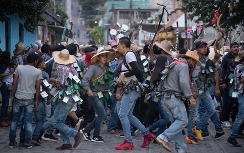 برگزاری یک آیین سنتی خیابانی علی‌رغم بیم از شیوع ویروس کرونا در شهر 