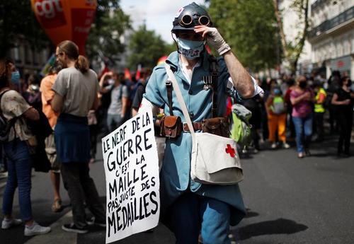 تظاهرات کارکنان نظام بهداشت و سلامت فرانسه در اعتراض به دستمزدها و کم‌کاری دولت در نظام سلامت همگانی و مقابله با ویروس کرونا/ رویترز