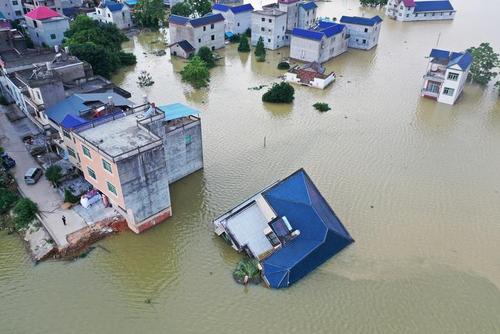 فروریختن یک خانه در سیلاب در شهر 