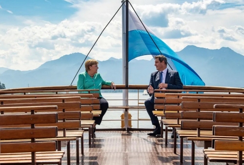 دیدار و گفتگوی صدراعظم آلمان با نخست وزیر ایالت باواریا آلمان روی قایق/ خبرگزاری فرانسه