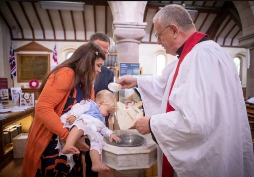 مراسم غسل تعمید نوزادی 11 ماهه در کلیسایی در 