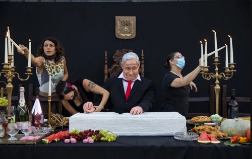 یک تیم هنری در اسراییل در اقدامی نمادین و اعتراضی در حال ساخت ماکت شام آخر 