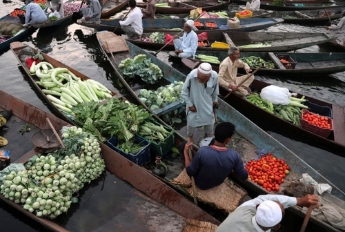 بازار شناور صیفی و سبزیجات در 