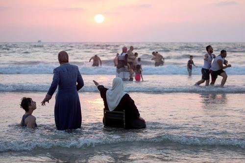 مسلمانان در حال گذراندن تعطیلات عیدقربان در ساحل شهر تل‌آویو/ رویترز